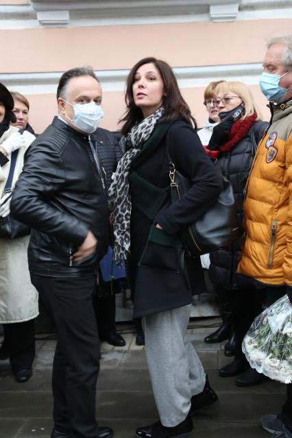 Гранатный переулок, 2/9. Мемориальная доска в честь актера Владимира Этуша на доме, где он жил. Открытие. 2020. На снимке: актриса Лидия Вележева