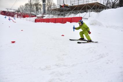 Москва.  Посетители на горнолыжной трассе, открывшейся на Воробьевых горах .