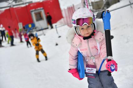 Москва.  Посетители на горнолыжной трассе, открывшейся на Воробьевых горах .