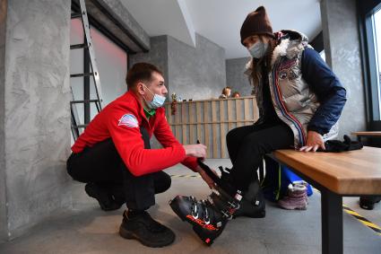 Москва.  Пункт проката инвентаря  нового горнолыжного склона на Воробьевых горах.