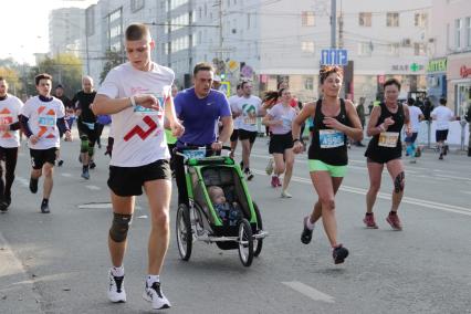 Пермь. Участники третьего международного марафона во время забега по улице.