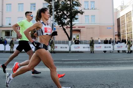 Пермь. Участники третьего международного марафона во время забега по улице.