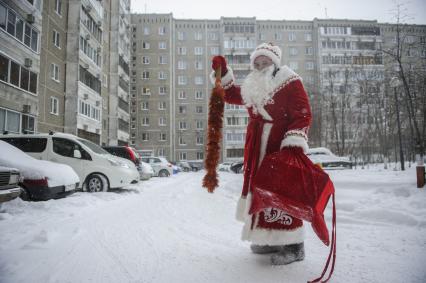 Екатеринбург. Благотворительный фонд \'Дорогами добра\'. Дамир Юсупов - Герой России, пилот авиакомпании \'Уральские авиалинии\' посадивший пассажирский самолет Airbus A321 в кукурузном поле, в костюме деда мороза, поздравляет ребенка с новым годом.