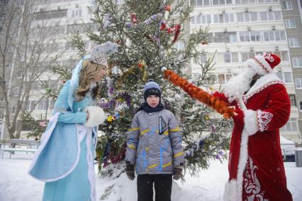 Екатеринбург. Благотворительный фонд \'Дорогами добра\'. Дамир Юсупов - Герой России, пилот авиакомпании \'Уральские авиалинии\' посадивший пассажирский самолет Airbus A321 в кукурузном поле, в костюме деда мороза, поздравляет ребенка с новым годом.