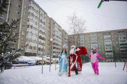 Екатеринбург. Благотворительный фонд \'Дорогами добра\'. Дамир Юсупов - Герой России, пилот авиакомпании \'Уральские авиалинии\' посадивший пассажирский самолет Airbus A321 в кукурузном поле, в костюме деда мороза, идет поздравлять детей с новым годом.