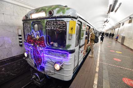 Москва.  Тематический  новогодний поезд нана платформе метрополитена.