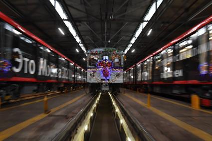 Москва. Тематический новогодний поезд в депо `Красная Пресня`.