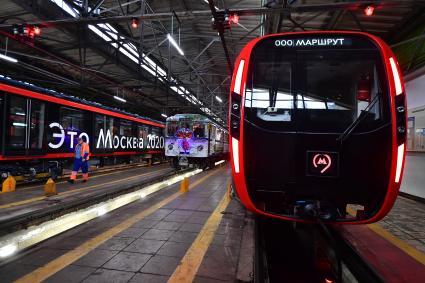 Москва.  Тематический новогодний поезд  в депо `Красная Пресня`.