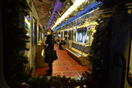 Москва. Пассажиры в вагоне тематического новогоднего поезда в депо `Красная Пресня`.