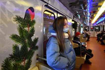 Москва. Пассажиры в вагоне тематического новогоднего поезда  в депо `Красная Пресня`.