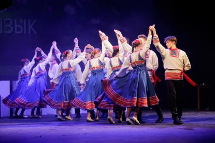 Пермь. Артисты иполняют русский народный танец.
