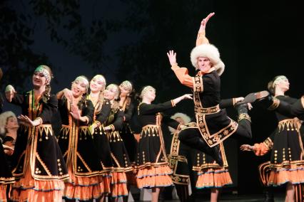 Пермь. Артисты иполняют кавказский национальный танец.