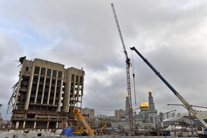 Москва.  Реконструкция здания спорткомплекса `Олимпийский`.