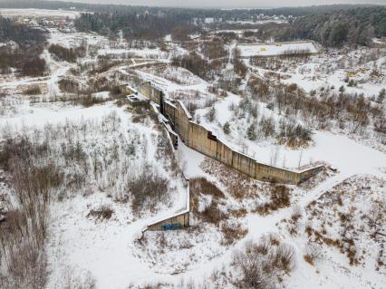 Московская область. Вид на  остатки разрушенной плотины недостроенного `Подольского моря.`