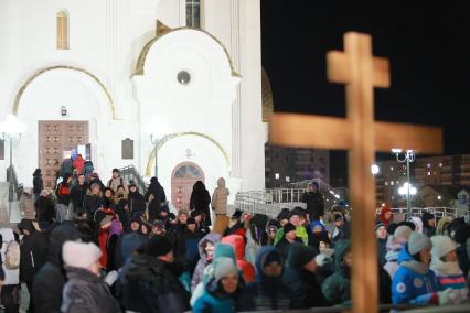 Красноярск. Верующие у храма Рождества Христова во время Крещенских купаний.