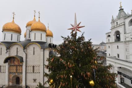 Москва.  Украшение главной новогодней елки страны на Соборной площади в Кремле.