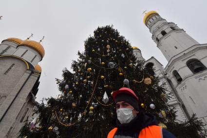 Москва.  Украшение главной новогодней елки страны на Соборной площади в Кремле.