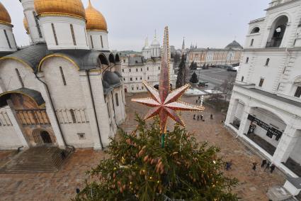 Москва.  Украшение главной новогодней елки страны на Соборной площади в Кремле.