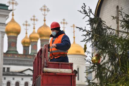 Москва.  Украшение главной новогодней елки страны на Соборной площади в Кремле.