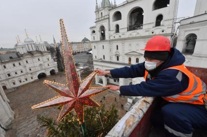 Москва.  Украшение главной новогодней елки страны на Соборной площади в Кремле.