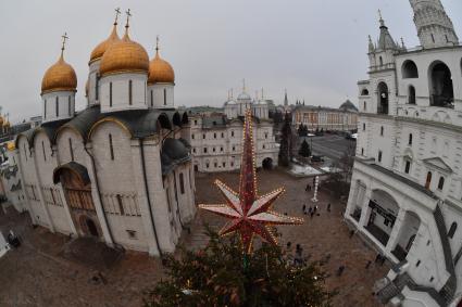 Москва.  Украшение главной новогодней елки страны на Соборной площади в Кремле.