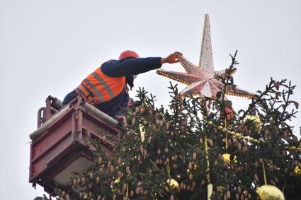 Москва.  Украшение главной новогодней елки страны на Соборной площади в Кремле.