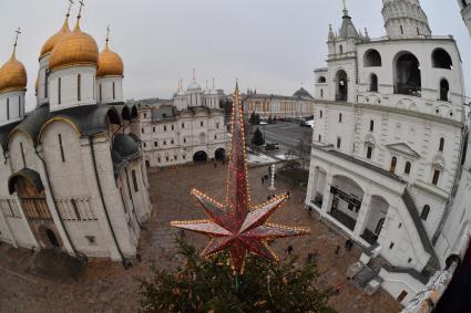 Москва.  Украшение главной новогодней елки страны на Соборной площади в Кремле.