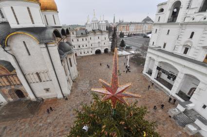 Москва.  Украшение главной новогодней елки страны на Соборной площади в Кремле.