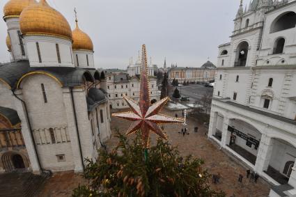 Москва.  Украшение главной новогодней елки страны на Соборной площади в Кремле.