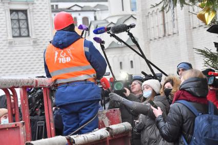 Москва.  Украшение главной новогодней елки страны на Соборной площади в Кремле.