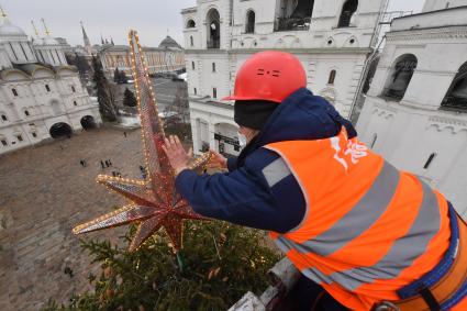 Москва.  Украшение главной новогодней елки страны на Соборной площади в Кремле.