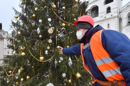 Москва.  Украшение главной новогодней елки страны на Соборной площади в Кремле.