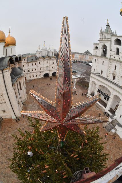 Москва.  Украшение главной новогодней елки страны на Соборной площади в Кремле.