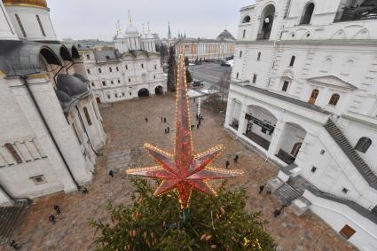 Москва.  Украшение главной новогодней елки страны на Соборной площади в Кремле.