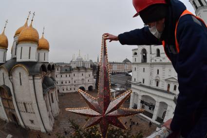 Москва.  Украшение главной новогодней елки страны на Соборной площади в Кремле.