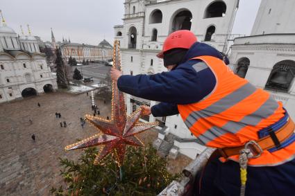 Москва.  Украшение главной новогодней елки страны на Соборной площади в Кремле.