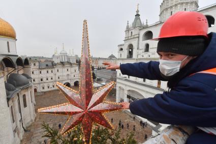 Москва.  Украшение главной новогодней елки страны на Соборной площади в Кремле.