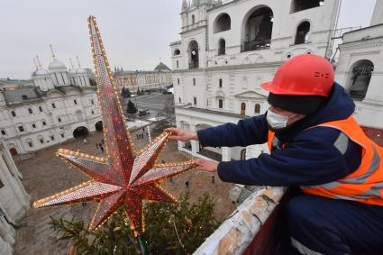 Москва.  Украшение главной новогодней елки страны на Соборной площади в Кремле.