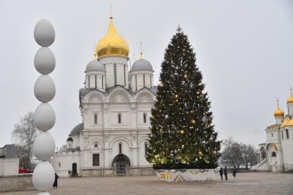 Москва. Украшенная новогодняя елка на Соборной площади Московского Кремля.