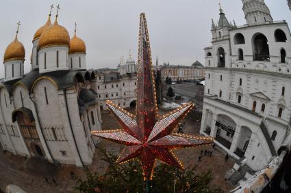 Москва.  Украшение главной новогодней елки страны на Соборной площади в Кремле.