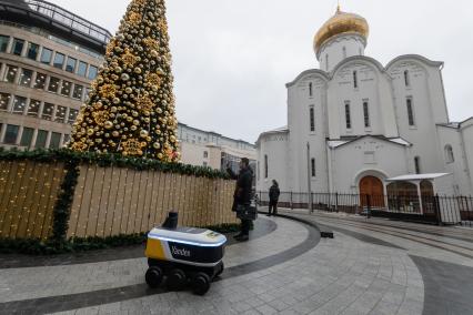 Москва.  Робот-доставщик еды `Яндекс.Ровер` на площади Тверская Застава.