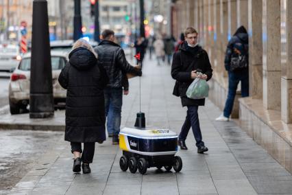 Москва. Робот-доставщик еды `Яндекс.Ровер` на одной из улиц города.