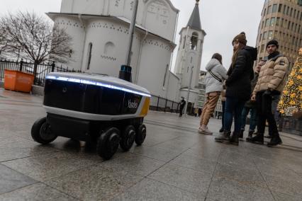 Москва.   Робот-доставщик еды `Яндекс.Ровер` на площади Тверская Застава.