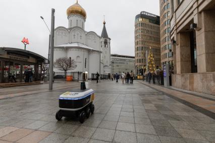 Москва.  Робот-доставщик еды `Яндекс.Ровер` на площади Тверская Застава.