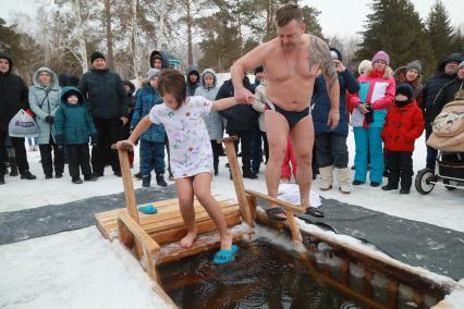 Красноярск. Верующие окунаются в крещенскую купель на озере Бузим.