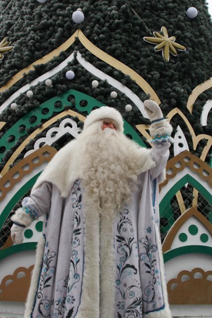 Иркутск. Байкальский Дед Мороз на одной из улиц города.