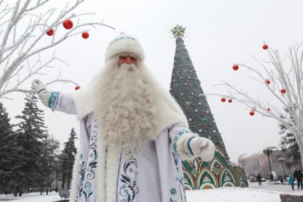 Иркутск. Байкальский Дед Мороз на одной из улиц города.