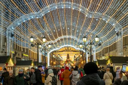 Санкт-Петербург. Посетители на рождественской  ярмарка на Манежной площади .