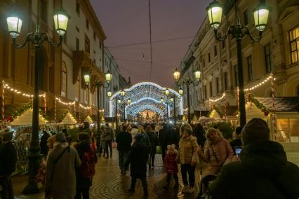 Санкт-Петербург. Посетители на рождественской  ярмарка на Манежной площади .