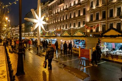 Санкт-Петербург. Посетители на рождественской  ярмарке на Манежной площади .